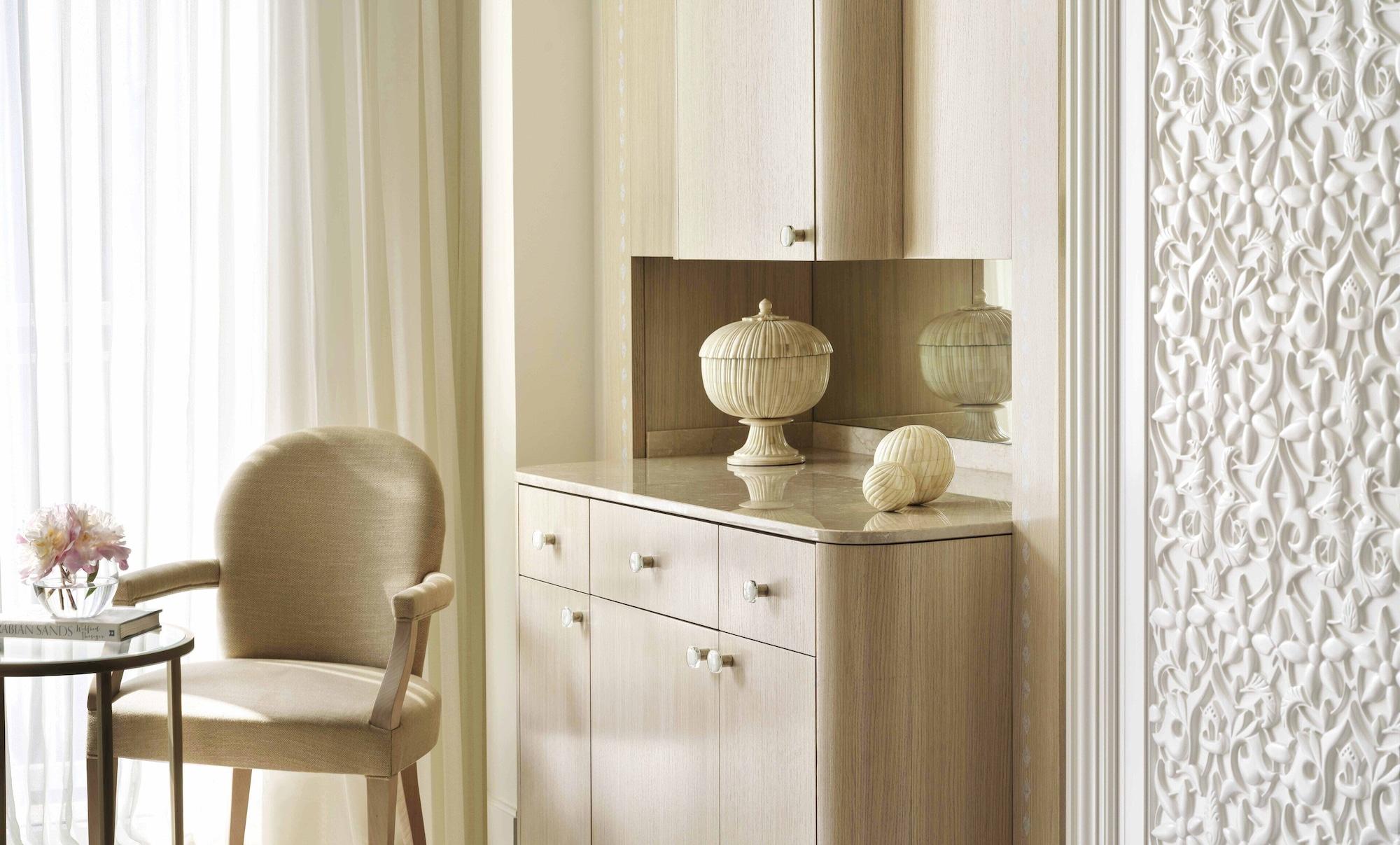 Four Seasons Hotel Dauhá Exteriér fotografie A modern sideboard
