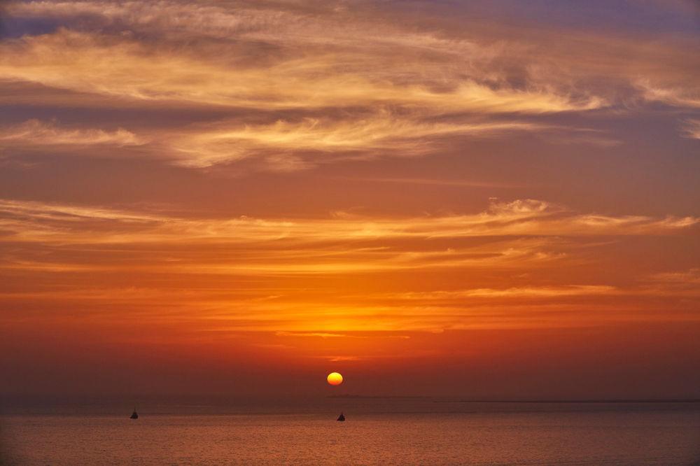 Four Seasons Hotel Dauhá Exteriér fotografie Sunset over the Gulf of Naples