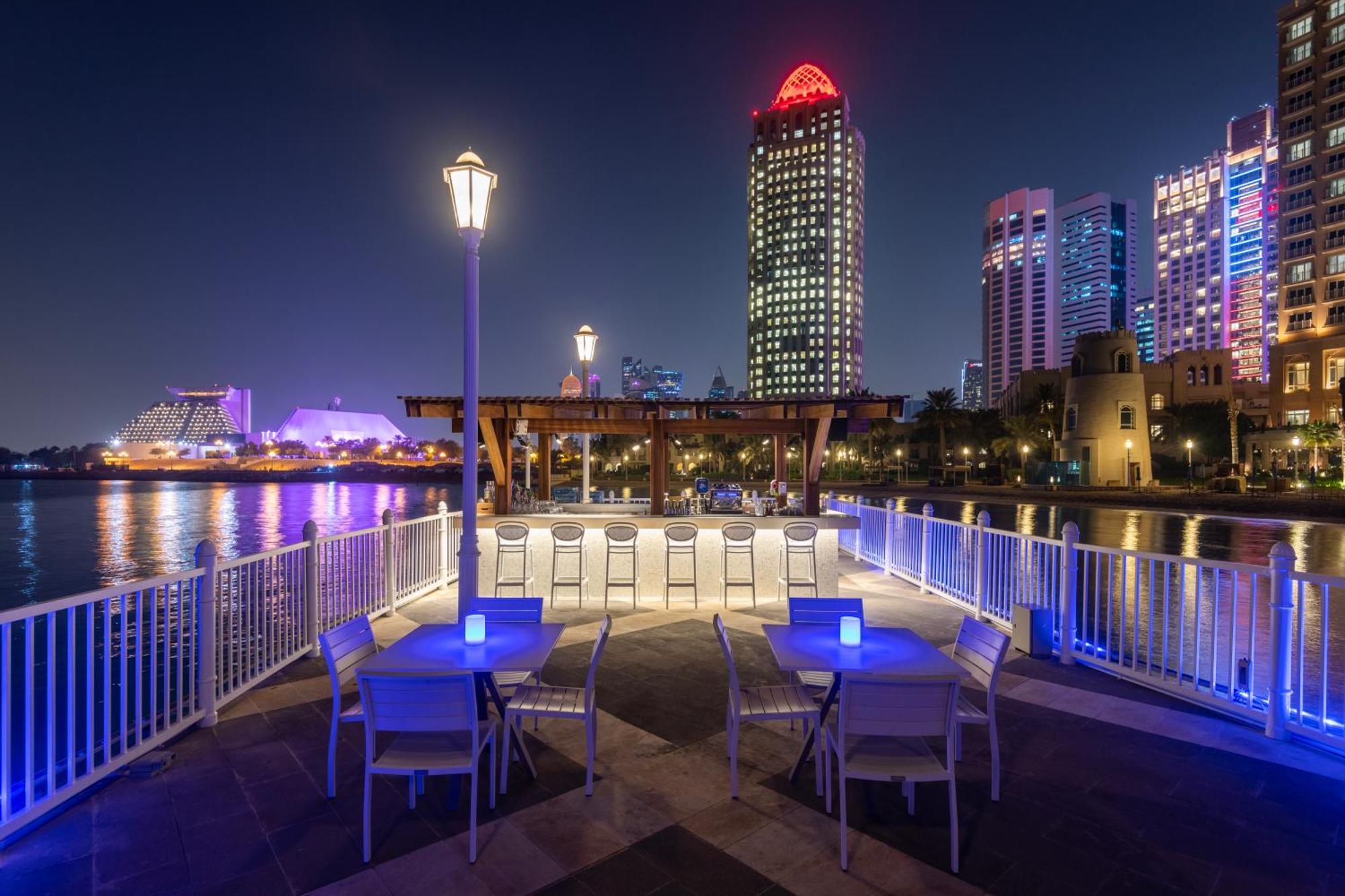 Four Seasons Hotel Dauhá Exteriér fotografie The Portside Pier at night