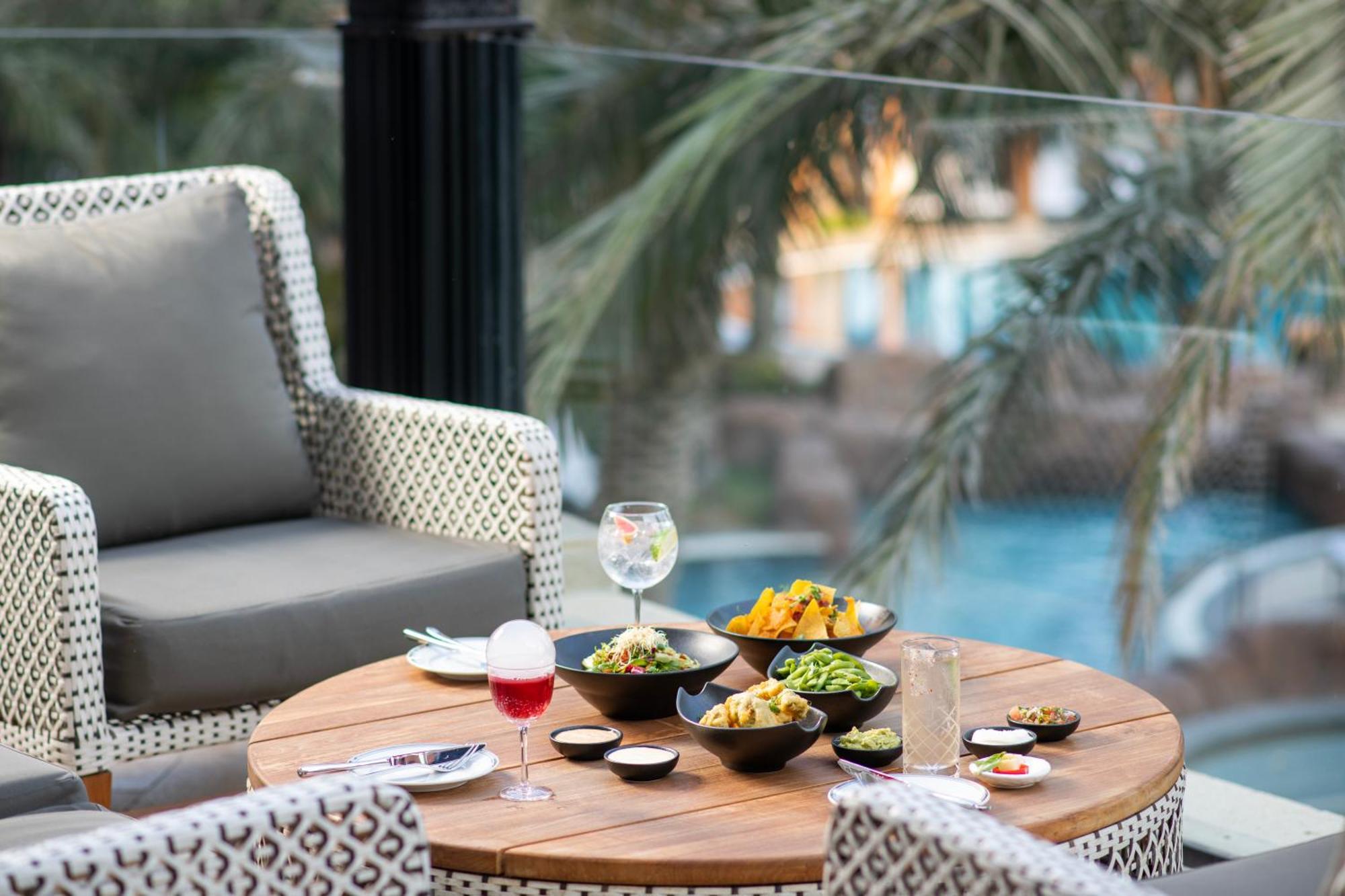 Four Seasons Hotel Dauhá Exteriér fotografie The Pool Bar