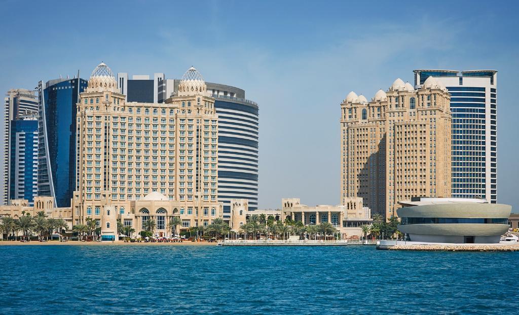 Four Seasons Hotel Dauhá Exteriér fotografie The Jumeirah Beach Hotel (left) and Jumeirah Creekside (right)