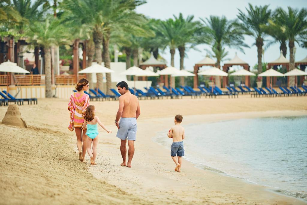 Four Seasons Hotel Dauhá Exteriér fotografie Family on the beach at Jumeirah Beach Hotel