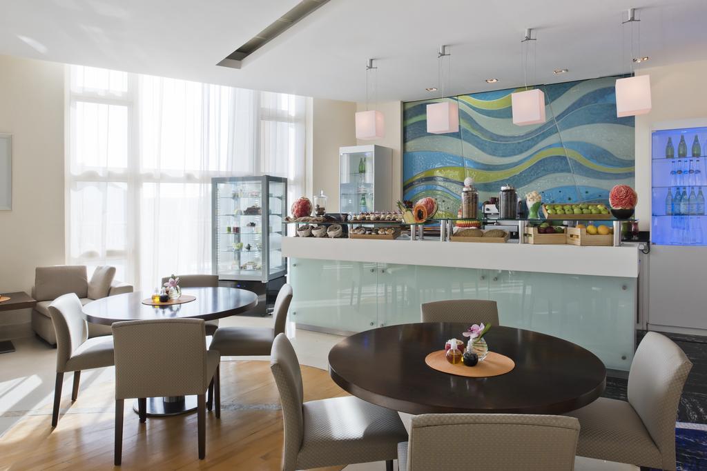 Four Seasons Hotel Dauhá Exteriér fotografie The Club Lounge at the airport